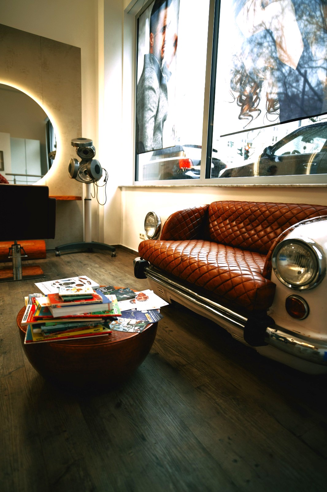 Gemütlicher Wartebereich mit Couch und Kaffee